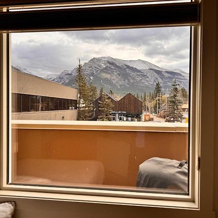 Ravens Crest Lodge - Stunning Views Perfectly Located On Main Street Canmore Exterior photo