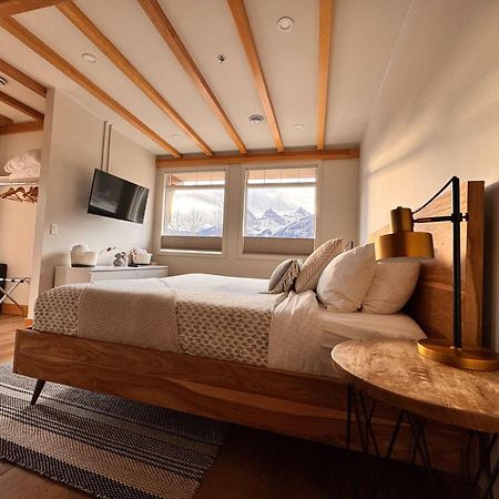 Ravens Crest Lodge - Stunning Views Perfectly Located On Main Street Canmore Exterior photo