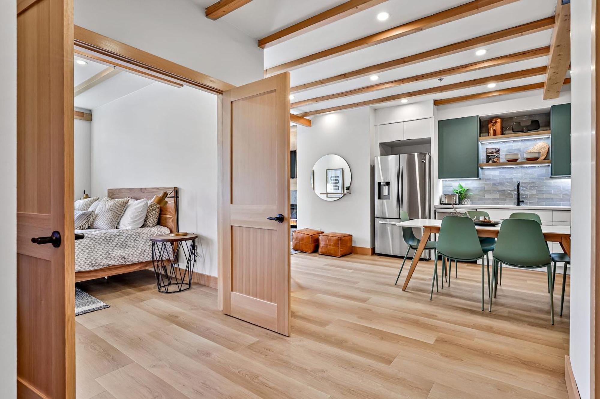 Ravens Crest Lodge - Stunning Views Perfectly Located On Main Street Canmore Exterior photo