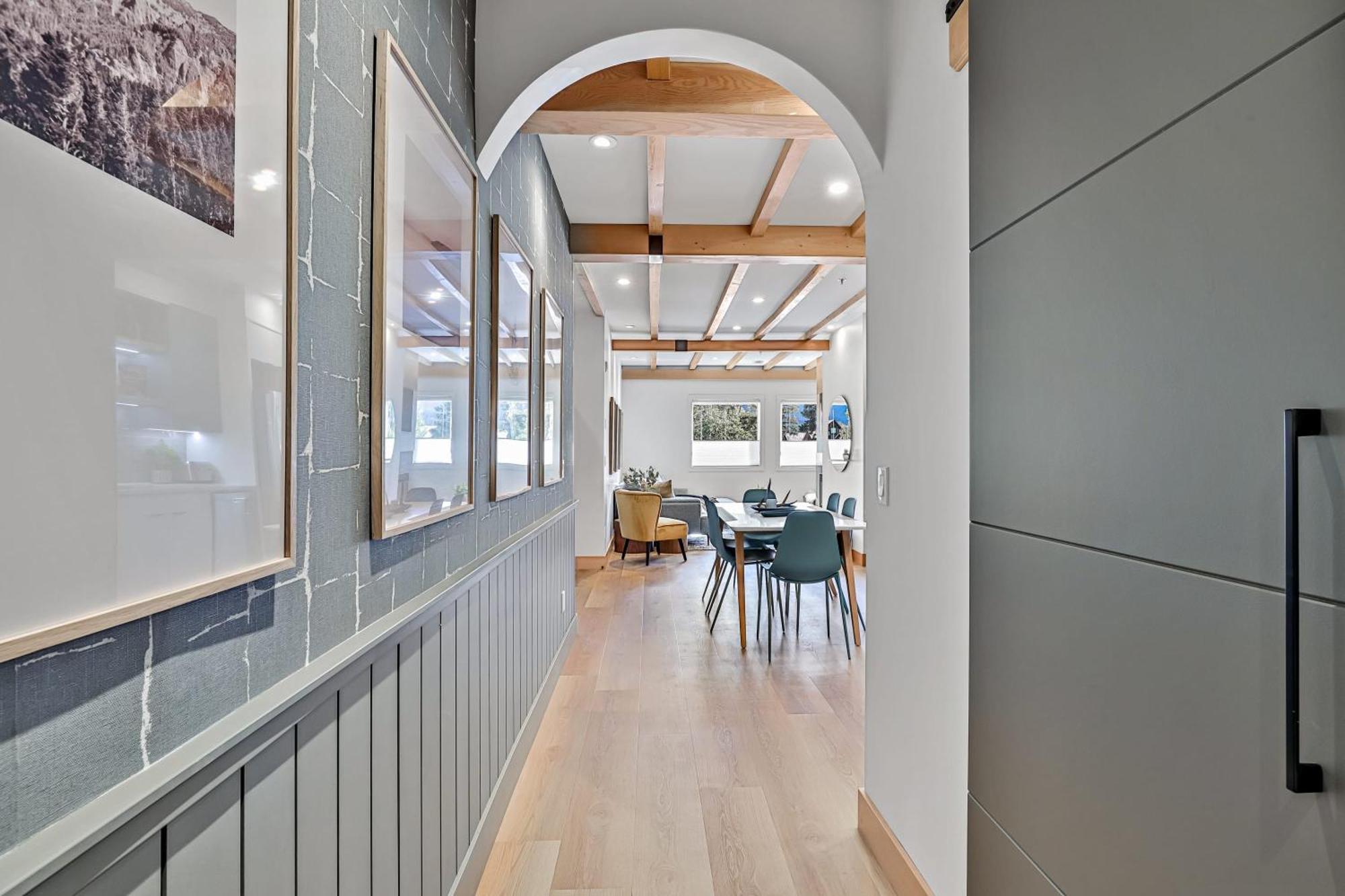 Ravens Crest Lodge - Stunning Views Perfectly Located On Main Street Canmore Exterior photo