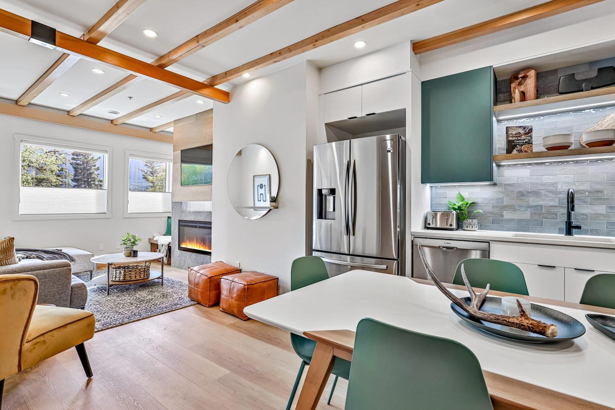 Ravens Crest Lodge - Stunning Views Perfectly Located On Main Street Canmore Exterior photo