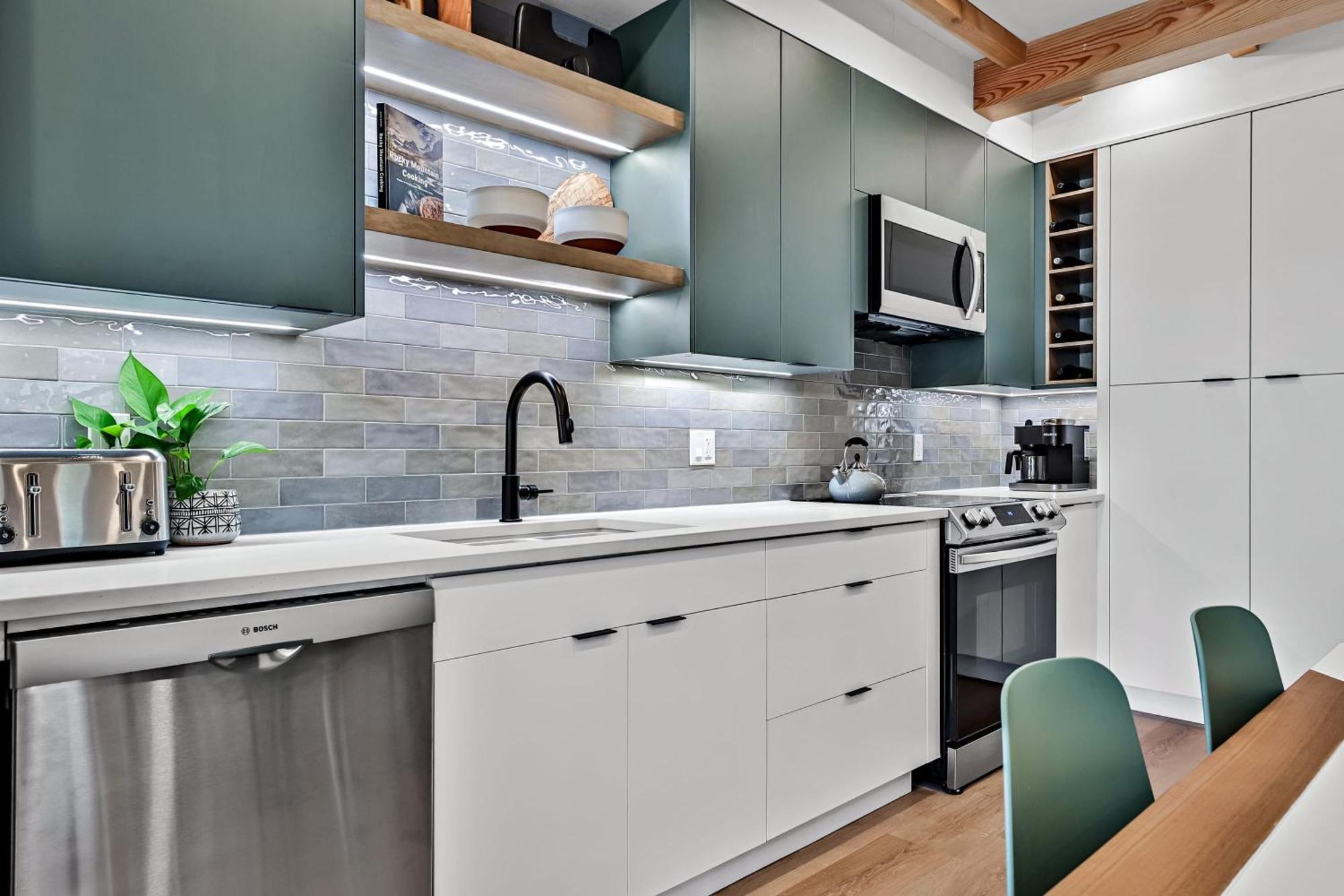 Ravens Crest Lodge - Stunning Views Perfectly Located On Main Street Canmore Exterior photo