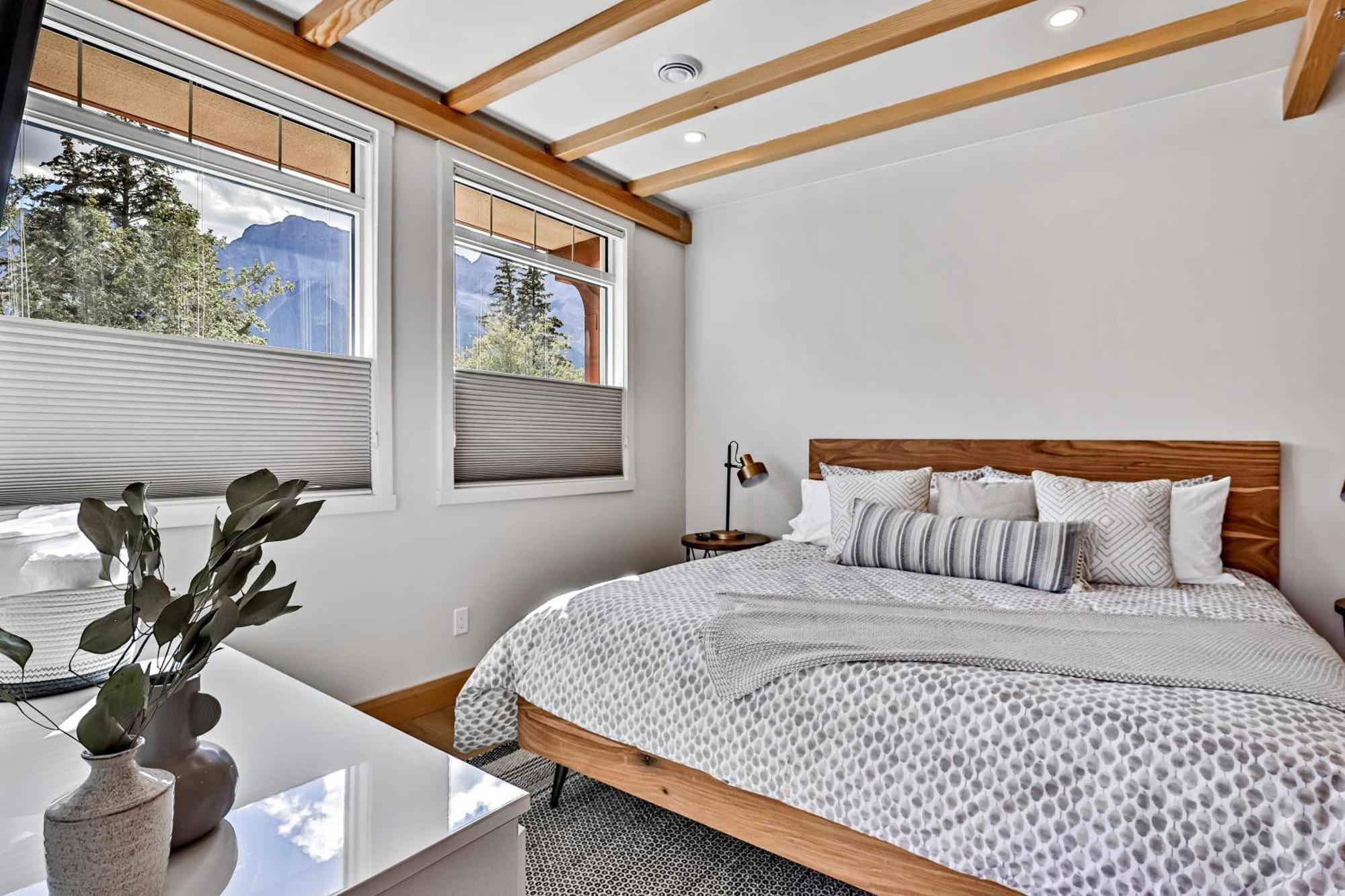Ravens Crest Lodge - Stunning Views Perfectly Located On Main Street Canmore Exterior photo