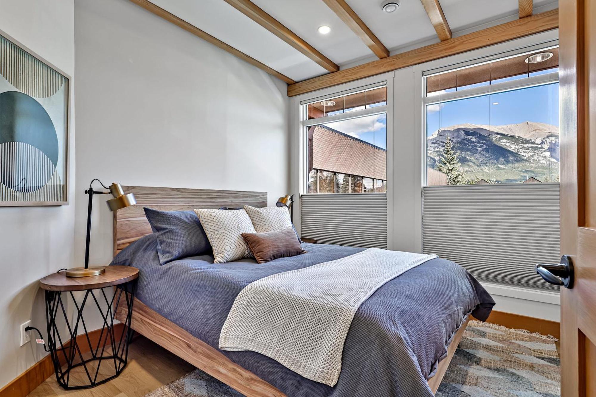 Ravens Crest Lodge - Stunning Views Perfectly Located On Main Street Canmore Exterior photo