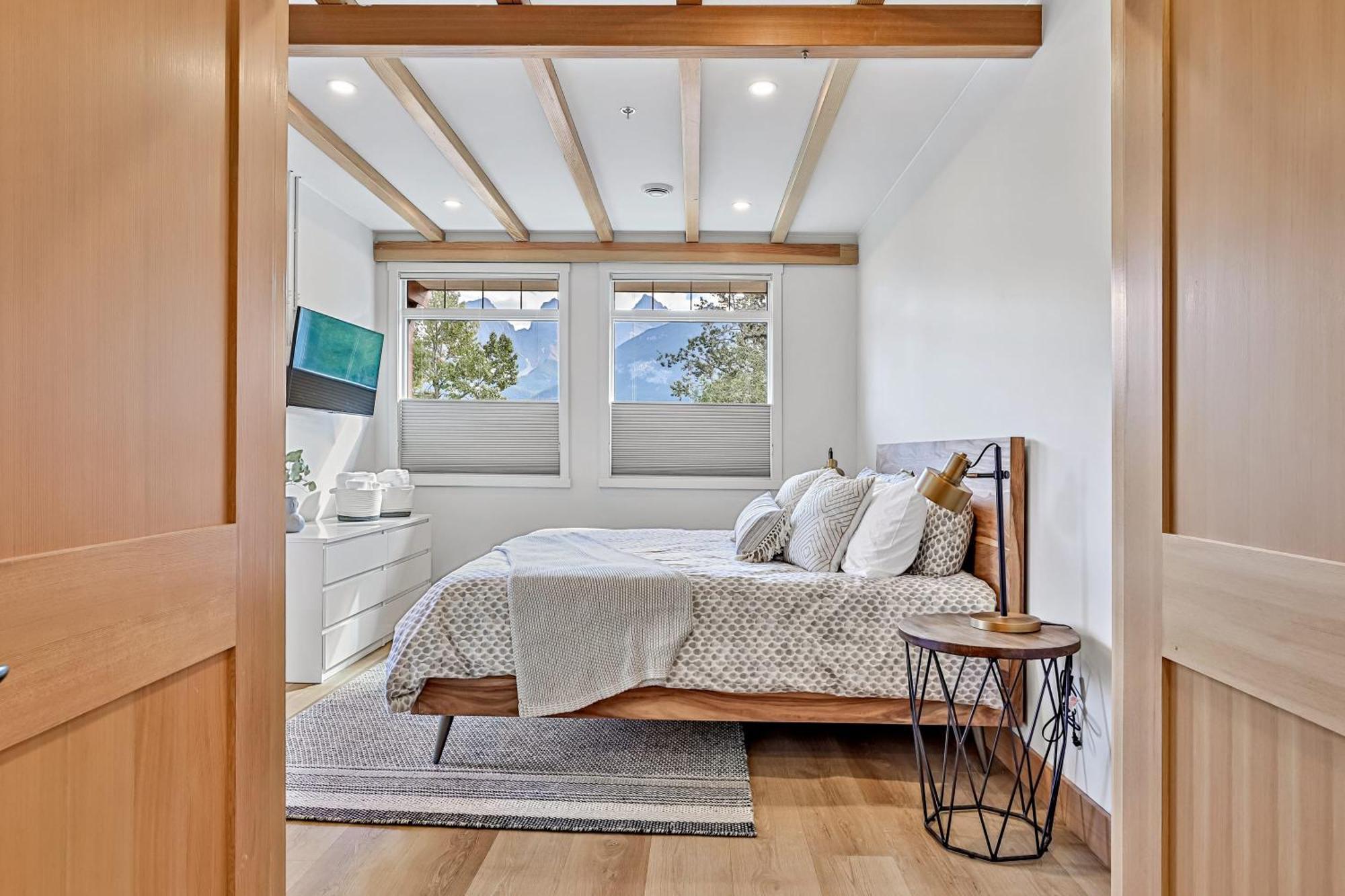 Ravens Crest Lodge - Stunning Views Perfectly Located On Main Street Canmore Exterior photo