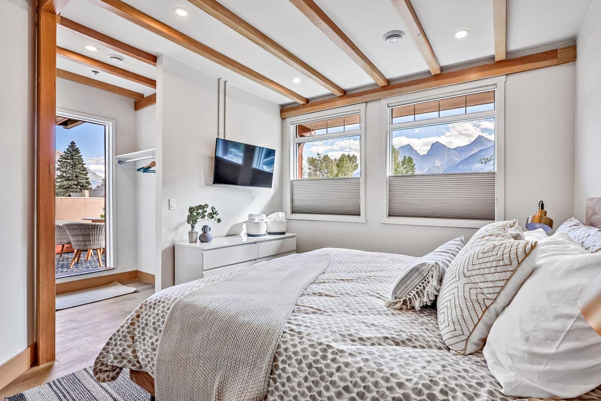 Ravens Crest Lodge - Stunning Views Perfectly Located On Main Street Canmore Exterior photo