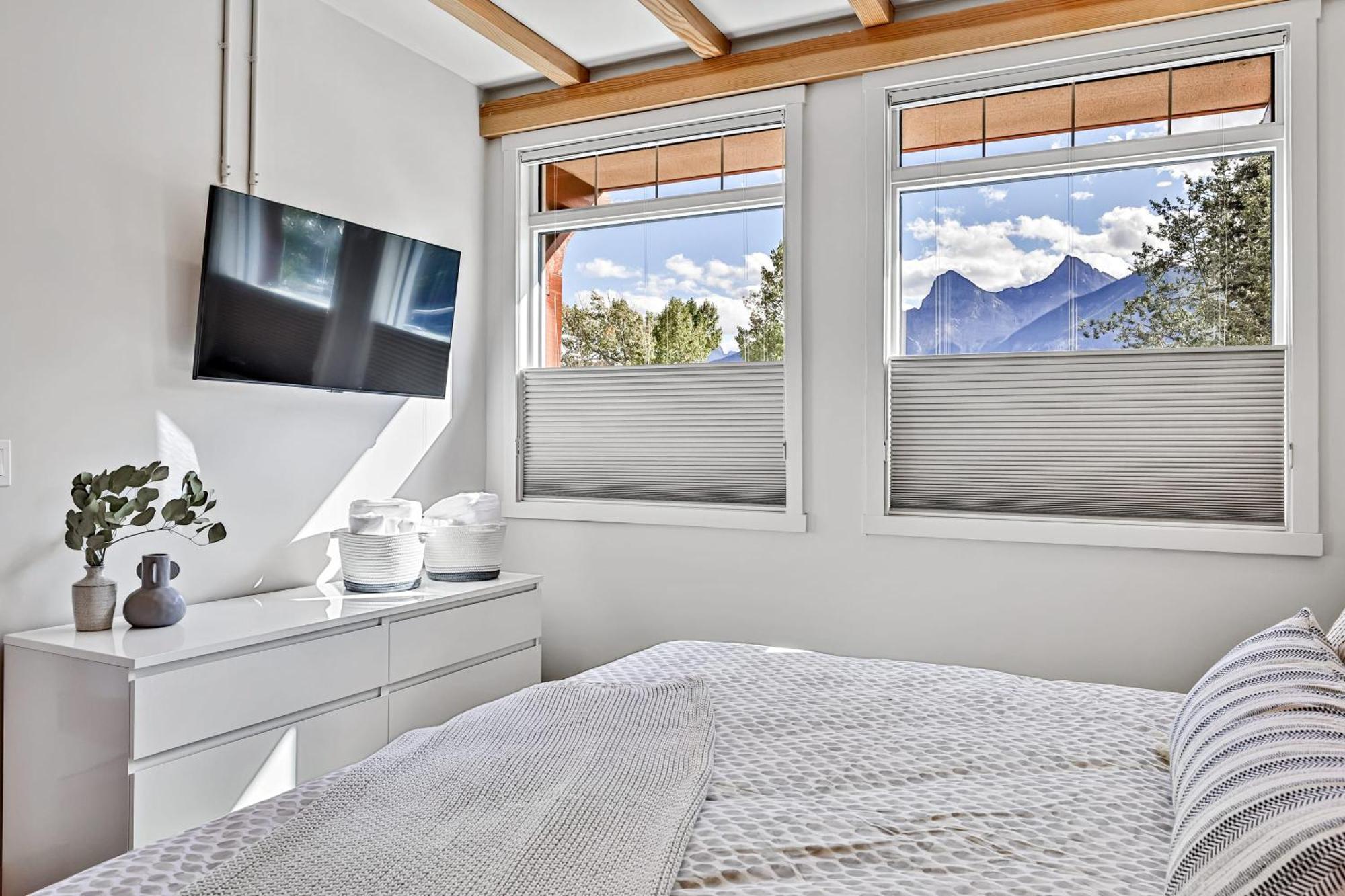 Ravens Crest Lodge - Stunning Views Perfectly Located On Main Street Canmore Exterior photo