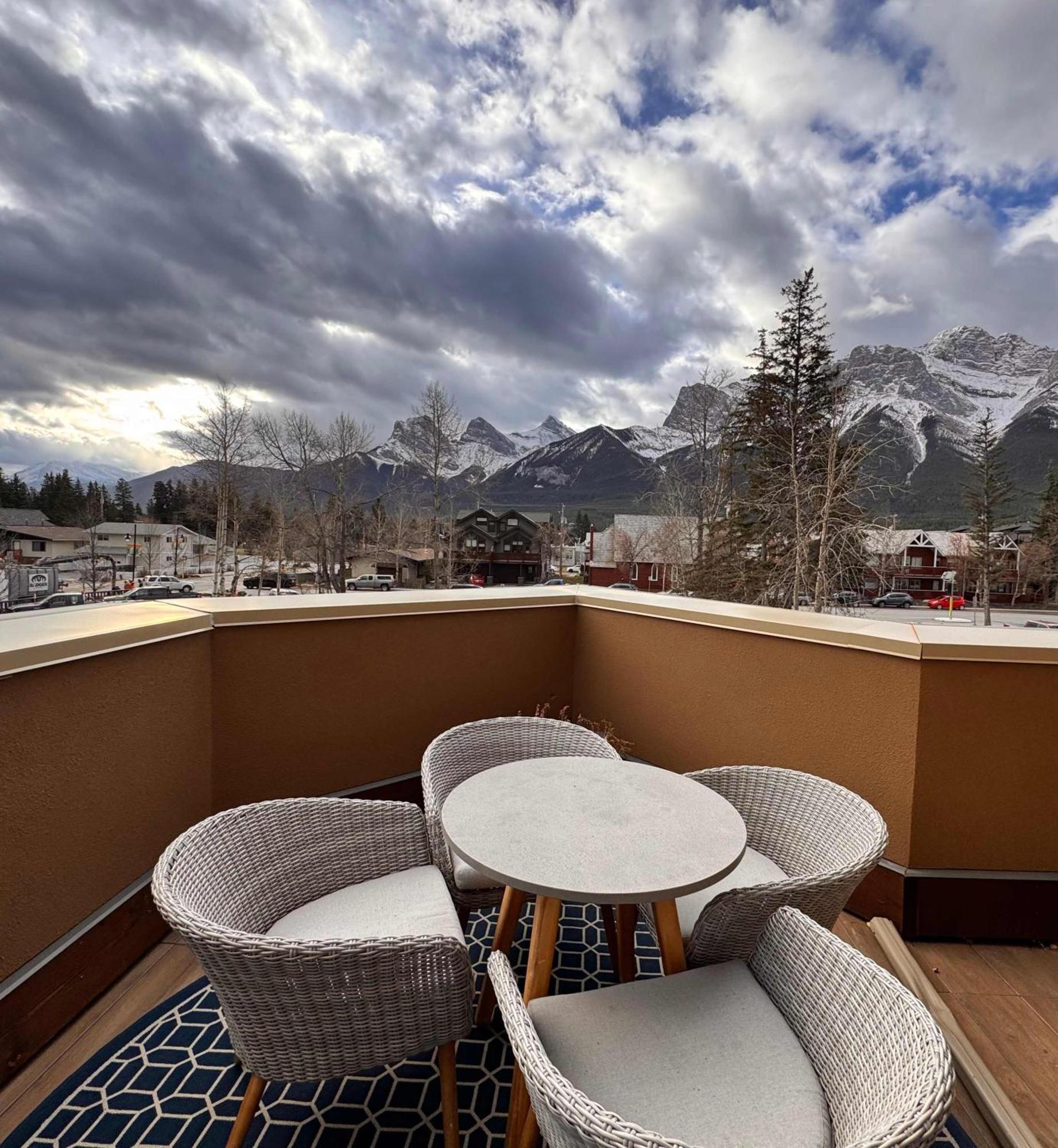 Ravens Crest Lodge - Stunning Views Perfectly Located On Main Street Canmore Exterior photo